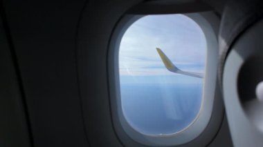Uçaktan görüntü: sessiz deniz ve karanlık kabinden kanat.