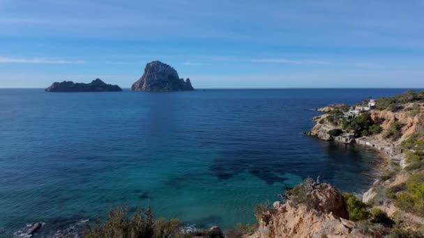 Ibizas Παρθένα Θάλασσα Προσφέρει Θέα Vedra Και Παραδοσιακούς Ψαράδες Καλύβες — Αρχείο Βίντεο