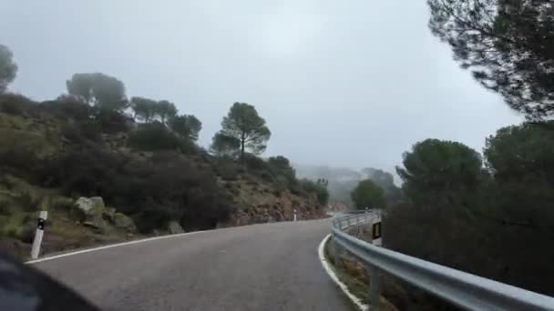 Coche Viaja Camino Montaña Con Curvas Con Árboles Nubes Niebla — Vídeos de Stock