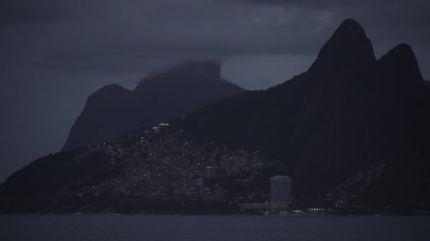 Evening Glimpse Rios Mountainside Favela Ocean Backdrop City Lights — Vídeo de stock