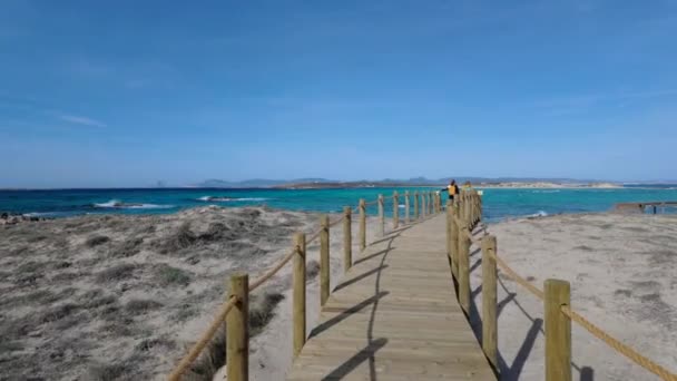 Walking Boardwalk Formenteras Dunes Clear Waters Sun People Watching — Stock Video
