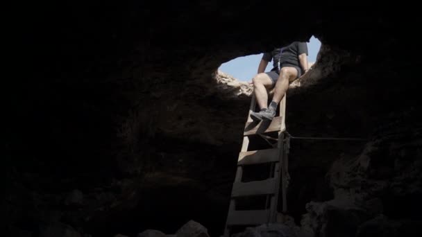 Анонимный Человек Заснятый Видео Спускающийся Пещеру Лестнице — стоковое видео