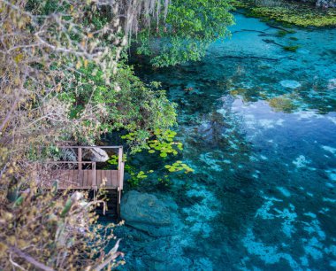 Berrak bir baharın olduğu sakin ahşap güverte..