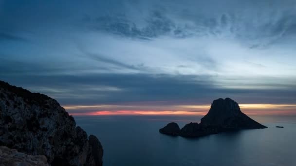 Prachtige Zonsondergang Bij Vedra Ibiza Met Kleurrijke Wolken Stralende Horizon — Stockvideo