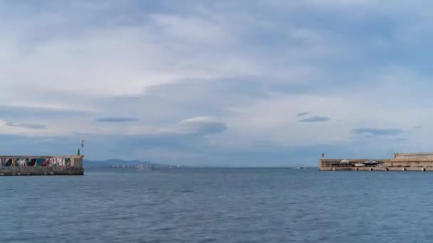 Timelapse Una Entrada Puerto Ocupada Con Nubes Barcos Movimiento Loopable — Vídeo de stock