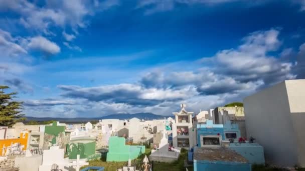 Zeitraffer Aufnahmen Eines Friedhofs Mit Wechselnden Wolkenmustern Und Einem Schwenk — Stockvideo