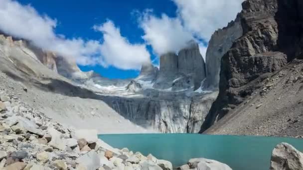 タイムラプスビデオは ダイナミックな空の下に色を変更する壮大なトレスデルパインと氷河湖をキャプチャします — ストック動画