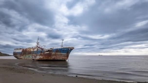 Timelapse Naufragio Decadencia Una Playa Bajo Nubes Tormentosas Movimiento Rápido — Vídeos de Stock
