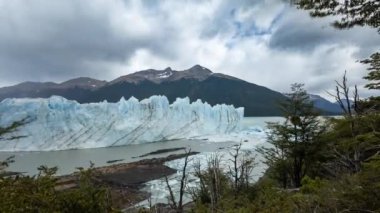 Perito Moreno buzulunun zaman atlaması ve tepesinde hızlı bulutlar olan buzdağları.
