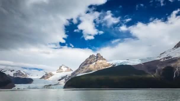 谷の上に雲が浮かぶスペガッツィーニ氷河のタイムラウンド — ストック動画