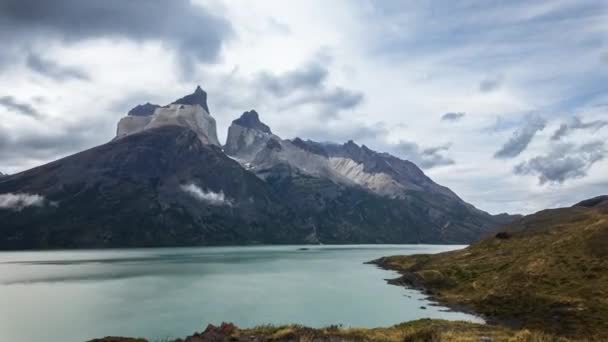 Prachtige Tijdspanne Van Wolken Boven Een Gletsjermeer Met Cuernos Del — Stockvideo