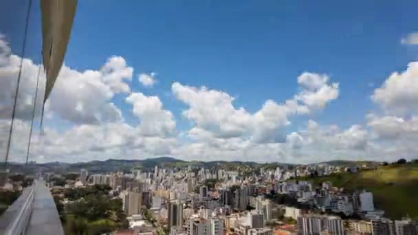 Timelapse Visar Stadens Reflektioner Skyskrapa Panorering Från Vänster Till Höger — Stockvideo