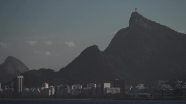 Botafogo 'nun üzerinde bir uçak yükseliyor ve Rios' taki Kurtarıcı İsa gökyüzüne yükseliyor..