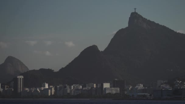 一架飞机在Botafogo上空爬升 基督是Rios空中的救世主 — 图库视频影像
