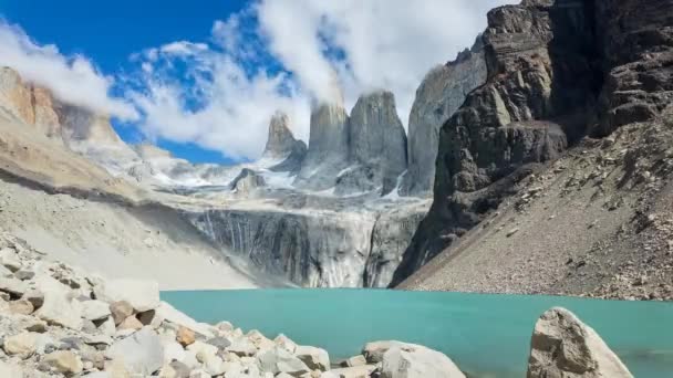 Πύργοι Του Torres Del Paine Αργαλειού Πάνω Από Την Πράσινη — Αρχείο Βίντεο