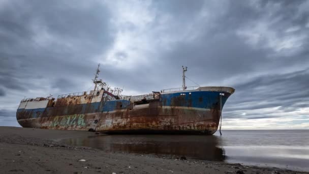 Разлагающийся Промышленный Корабль Ржавый Брошенный Пляже Стоит Забытая Реликвия — стоковое видео