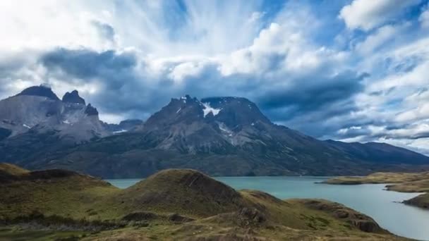 Timelapse Przedstawia Cuernos Del Paine Jego Odbicie Patelnią Prawej Lewej — Wideo stockowe
