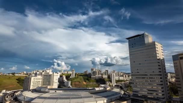 Üveg Toronyház Időeltolódása Egy Plázában Gyors Felhőkkel Stock Videó