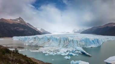 Perito Moreno buzulunun hızlandırılmış videosu Arjantin 'de gökyüzünü ve hareket eden buzdağlarını gösteriyor.