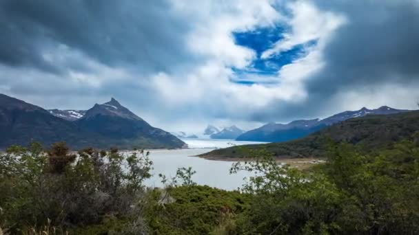 Timelapse Toont Perito Moreno Gletsjers Smelten Onder Bewolkte Luchten — Stockvideo
