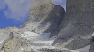 Etkileyici bir video, buzulların buzlu dış yüzeyini ve Torres del Paines 'in zirvelerini gösteriyor..