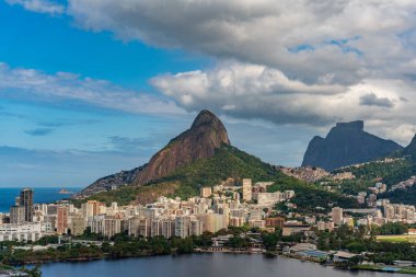Lagoa yakınlarında lüks Rio silueti Rocinha gecekondu mahallesi ve Pedra da Gavea görünürde.