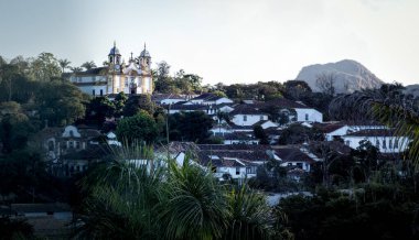 Bereketli tropik yeşilliklerle çevrili tarihi bir sömürge kasabasının sakin bir manzarası..