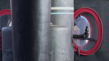 Bir video, pencereleri ve yüz hatlarına benzeyen bir bacası olan eski bir tren motorunu tasvir ediyor, treni yüzü varmış gibi gösteriyor..