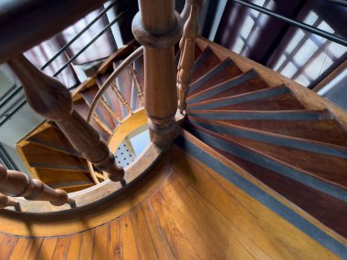 Ahşap bir sarmal merdivenin yukarıdan görünüşü mimari zarafetini gösteriyor..