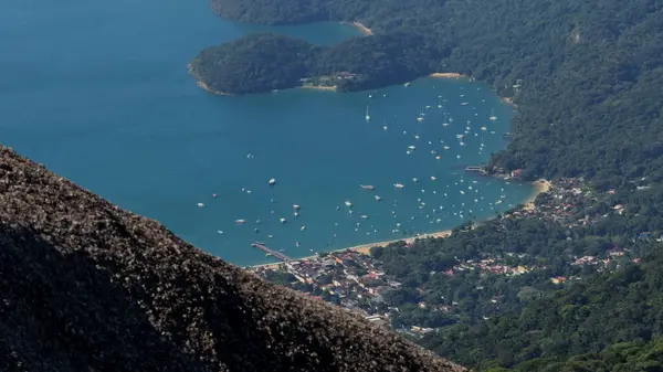 stock image Aerial view of Ilha Grandes Abrao with boats along the coast, seen from Pico do Papagaio, Rio de Janeiro.