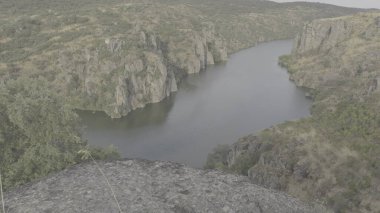 Douro Nehri 'nin büyüleyici bir videosu, yüksek kayalıklarla çevrili, yazın doğanın çarpıcı güzelliğini vurguluyor..