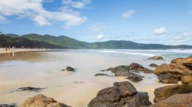 Lopes Mendes Sahili 'nde yürüyen ve selfie çeken turistlerin zamanı, yemyeşil ve sık ormanlarla çevrili..