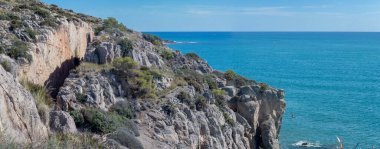 Açık mavi bir denizi olan engebeli Akdeniz kıyıları.