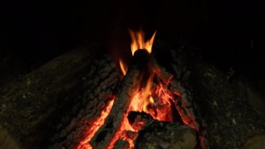 Dans eden alevleri ve parlayan közleri olan bir şöminenin zamanı..
