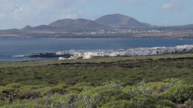Lanzarote 'de çarpıcı bir kıyı manzarası beyaz evler, volkanik kraterler ve geniş Atlantik Okyanusu' nu gösteriyor..