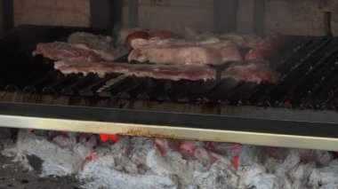 Barbeküde ızgarada kızaran domuz pirzolası, açık hava yemekleri ve lezzetli tatlar..
