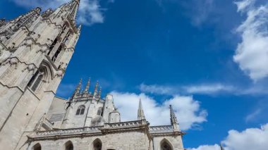 Hızla hareket eden bulutlarla Burgos Katedrallerinin zaman çizelgesi, mimari güzelliğini ve tarihsel önemini vurguluyor..