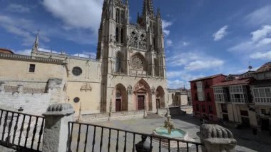 Geniş açılı mercek, Burgos Katedralleri 'nin etkileyici Gotik görünüşünü, dinamik kamera açısıyla tesis eden bir çekimde yakalıyor..