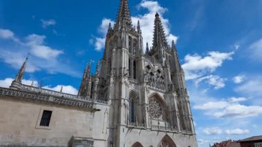 Burgos Katedrallerinin zaman çizelgesi hızla geçen bulutlarla etkileyici mimarisini ve tarihsel önemini vurguluyor..
