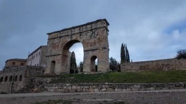 Medinaceli 'deki antik Roma kemerinin zaman çizelgesinde hızlı hareket eden bulutlar ve tarihi yapıyı vurgulayan dinamik kamera hareketleri yer almaktadır..