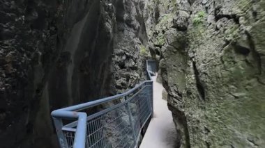 Uzun kaya duvarları, yüksek yürüme yolları ve altında sakin bir nehir olan dar bir kanyondan geçmenin heyecanının tadını çıkar..