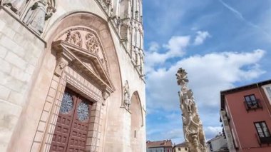 Burgos Katedrali 'nin zaman çizelgesi kamera yükselirken hızla hareket eden bulutları gösteriyor.