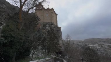 Soria 'daki karla kaplı San Saturio Hermitage' in videosu, karları vurguluyor ve nehre doğru odaklanıyor..