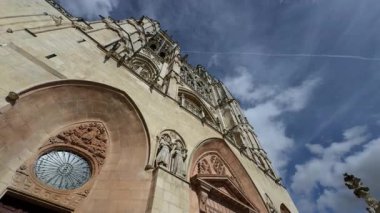 Burgos Katedralleri 'nin Gotik görünümünü vurgulayan dikey bir çekim, gökyüzüne karşı detaylı mimarisini vurguluyor.