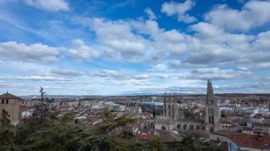 Yarış bulutları ve panoramik şehir manzaralı Burgos Gotik Katedrali.