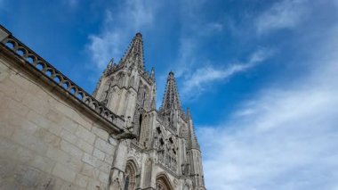 Burgos Katedrallerinin zaman çizelgesi kayan bulutlu gotik kuleler, metin kaplaması için mükemmel.
