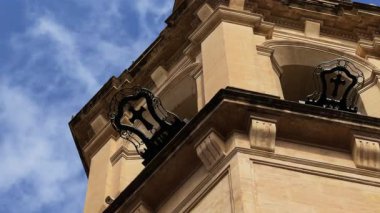 Geniş açılı bir kilise çan kulesi görüntüsü, büyük çan sesleri ve hızlı hareket eden bulutlar, çekim yapmak için ideal..