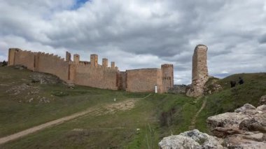 Zaman kaydında Molina de Aragon Şatosu ve turistler ortaçağ ortamını keşfederken duvarları sergileniyor.