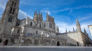 Burgos Katedrali ve Plaza 'nın zaman çizelgesi, hızlı hareket eden insanların yol açtığı gotik mimariyi ön plana çıkarıyor.