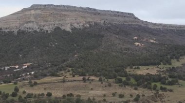Sad Hill Mezarlığı 'nın Zaman Çizelgesi. İyi, Kötü ve Çirkin' den önemli bir yer. Uzak bir dağ vadisinde geçiyor..